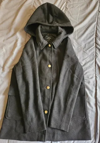 Abrigo negro con capucha y botones