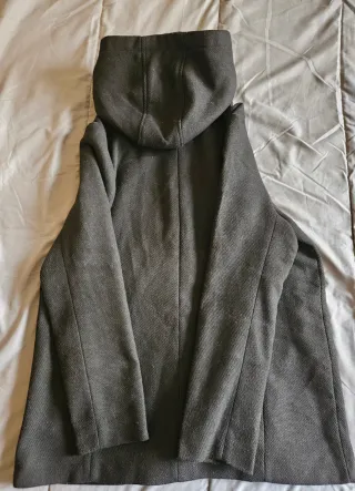 Abrigo negro con capucha y botones