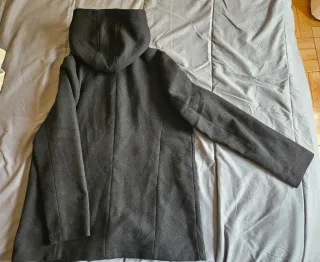 Abrigo negro con capucha y botones