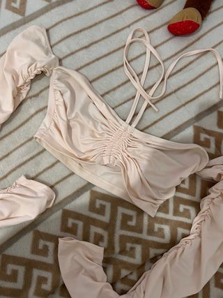 Top beige con mangas abullonadas