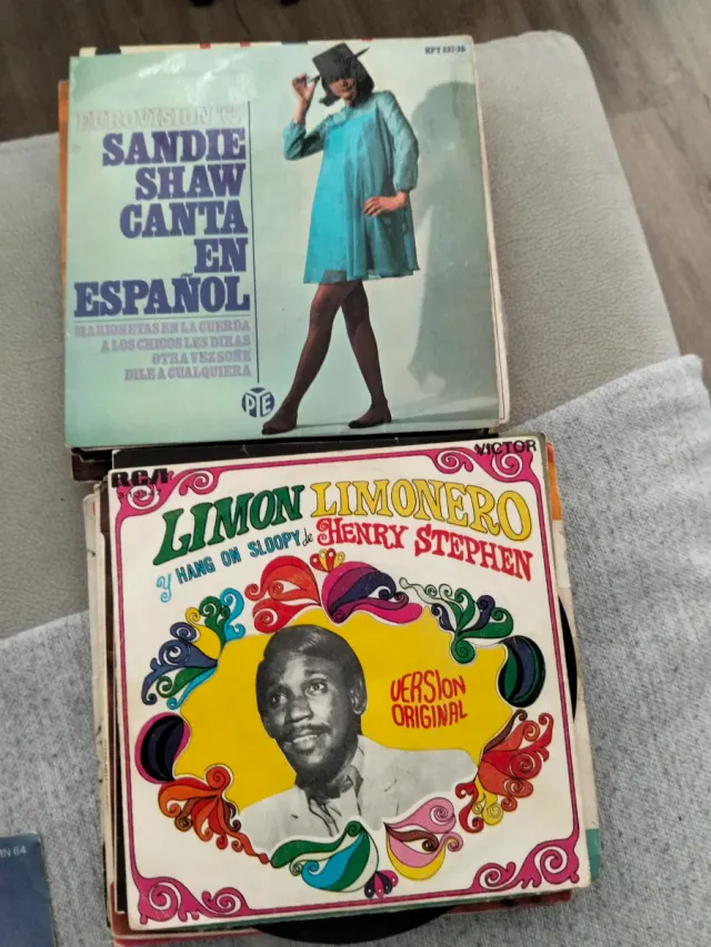 46 Vinilos Pequeños Internacionales