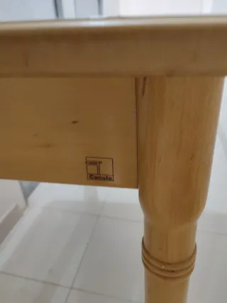 Mesa de cocina de madera con estampado floral