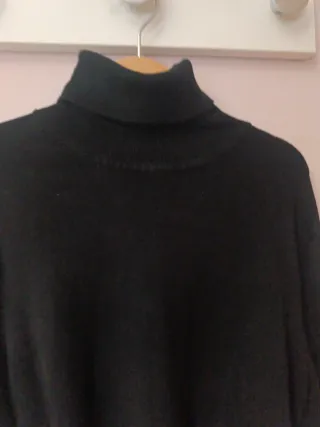 Jersey Bershka hombre cuello vuelto negro