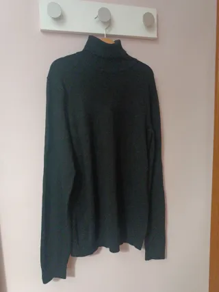 Jersey Bershka hombre cuello vuelto negro