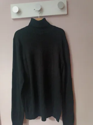 Jersey Bershka hombre cuello vuelto negro