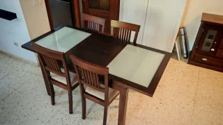 Mesa de comedor y sillas madera y cristal.