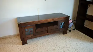 Mesa de comedor y sillas madera y cristal.