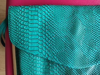 Bolso Clutch cuero que imita piel serpiente nuevo