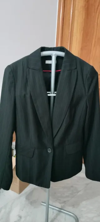 Americana mujer negra entallada con finas líneas