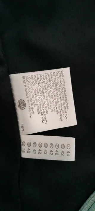 Americana mujer negra entallada con finas líneas