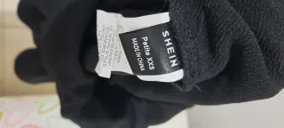 Falda negra de vuelo