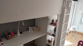 Litera blanca con armario y estanterías