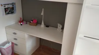 Litera blanca con armario y estanterías