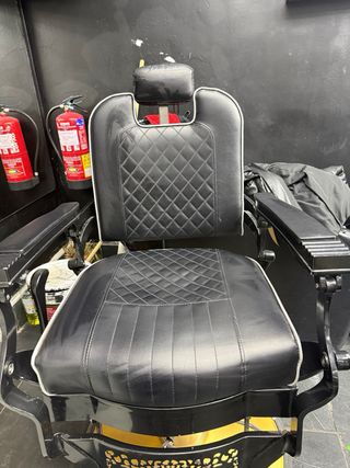 Silla de barbería negra de cuero