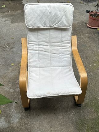 Silla infantil de madera y cojín blanco