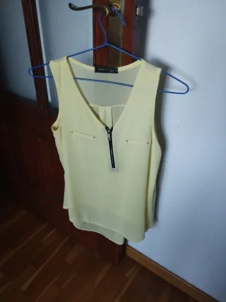Blusa amarilla sin mangas con cremallera