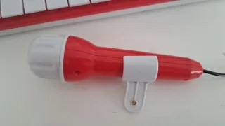 Órgano infantil rojo con micrófono