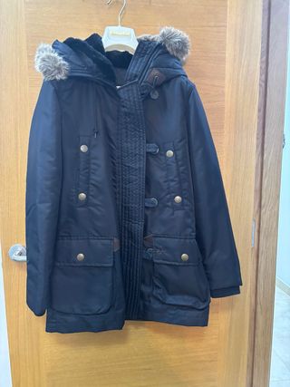 Parka Negra con Capucha y Pelo