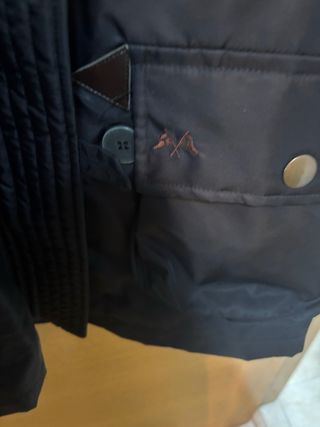 Parka Negra con Capucha y Pelo