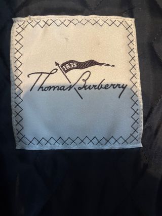 Parka Negra con Capucha y Pelo