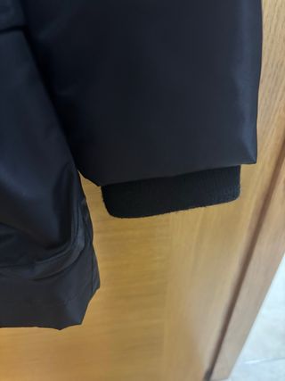 Parka Negra con Capucha y Pelo