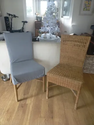 Juego de 2 sillas: de mimbre con sus fundas grises