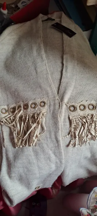 Rebeca beige con detalles dorados