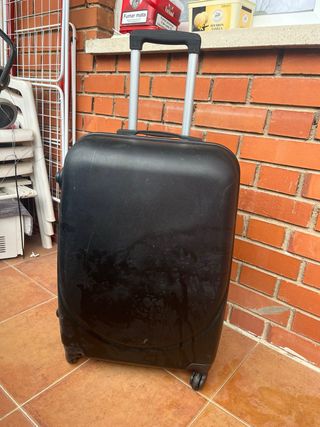 Maleta de viaje negra con ruedas