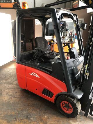 Carretilla elevadora Linde roja