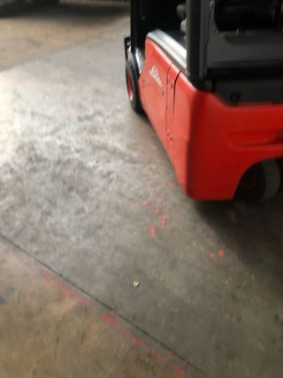 Carretilla elevadora Linde roja