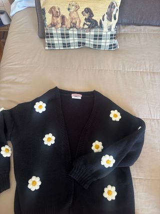 Cárdigan Negro GLOWRIAS con Flores Blancas