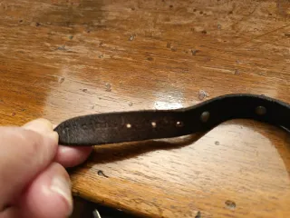 Braccialetto in pelle marrone con borchie