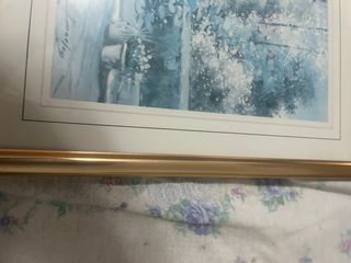 Cuadro azul y dorado con marco metálico