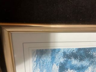 Cuadro azul y dorado con marco metálico