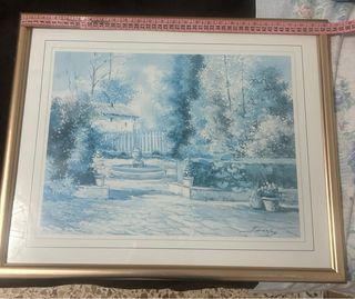 Cuadro azul y dorado con marco metálico