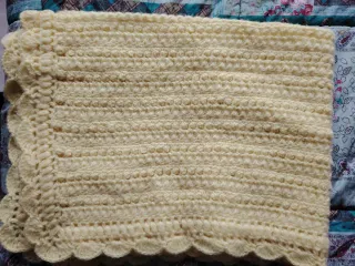 Copertina neonato in lana a mano giallo nuova