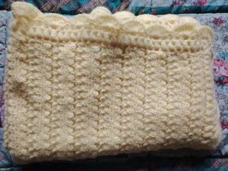 Copertina neonato in lana a mano giallo nuova