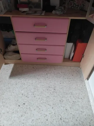 Armario con cajones rosa