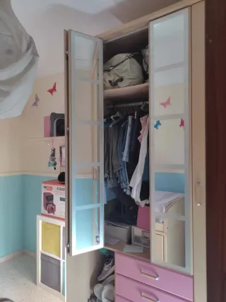 Armario con cajones rosa