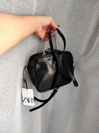 Bolso cuadrado negro Zara polipiel cadena