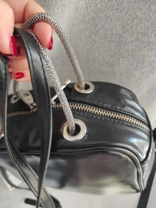 Bolso cuadrado negro Zara polipiel cadena