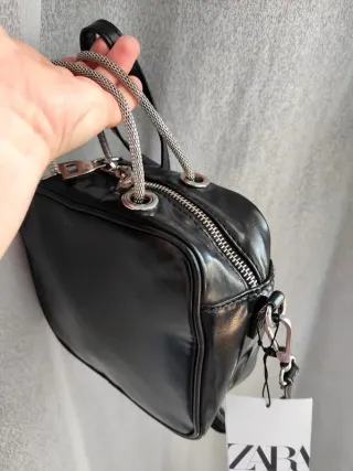 Bolso cuadrado negro Zara polipiel cadena