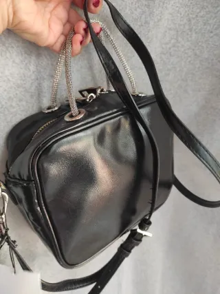 Bolso cuadrado negro Zara polipiel cadena