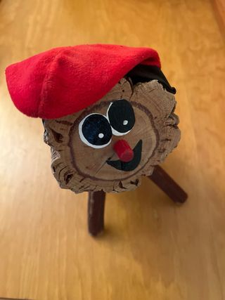 Tió de Nadal de fusta amb barretina