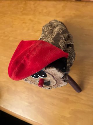 Tió de Nadal de fusta amb barretina
