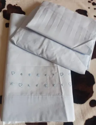 Juego sábanas cuna azul celeste bordado