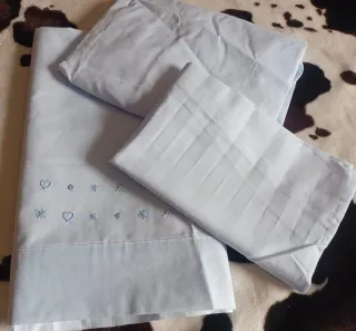 Juego sábanas cuna azul celeste bordado