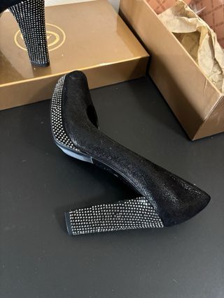 Zapatos de tacón negros y plateados