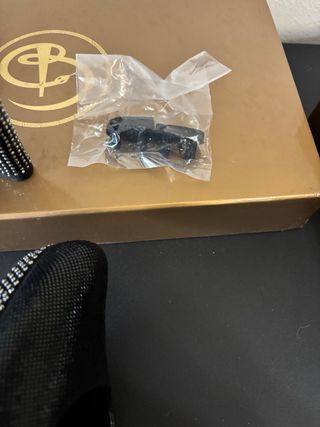 Zapatos de tacón negros y plateados