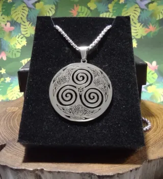 Colgante Acero Triqueta con Cadena